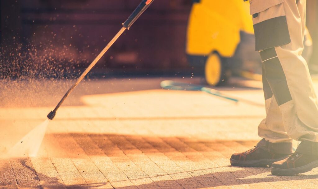 A Guide to Choosing the Right Water Blasting House Cleaning Service